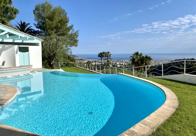 Schwimmbad mit Meerblick in Nizza