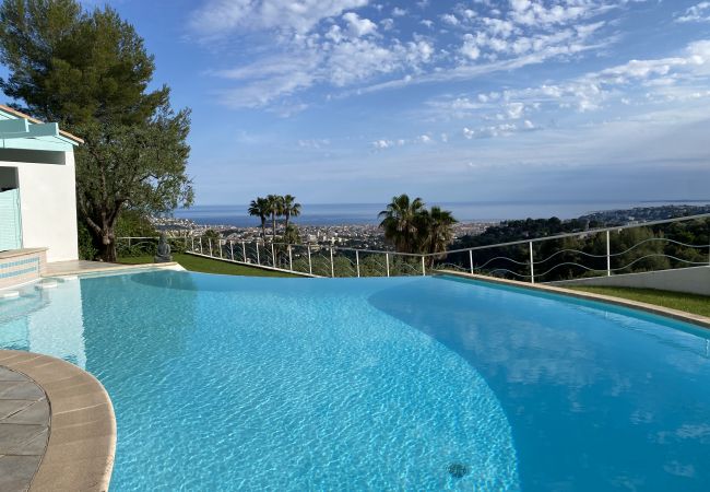 Schwimmbad auf den Höhen von Nizza