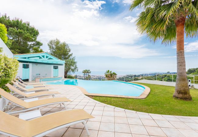 Schwimmbad mit Panoramablick auf das Meer in Nizza