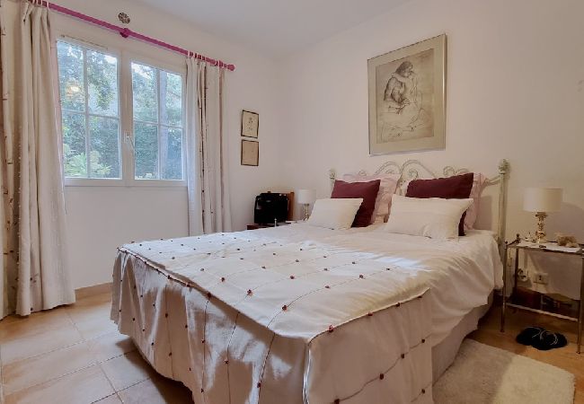 Erleben Sie die Atmosphäre des Schlafzimmers der Villa 06BEAT mit einem komfortablen Doppelbett