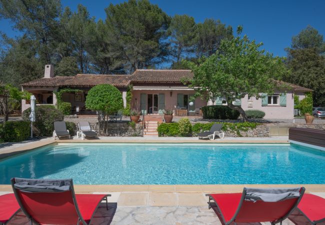 Beheizter Privatpool und Sonnenterrasse bei der Villa Mas de Charles, Lorgues, Provence
