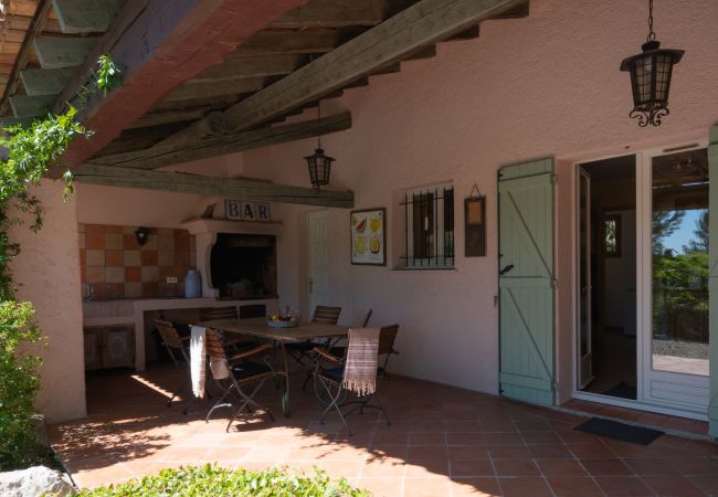 Geräumige Überdachte Terrasse mit Langem Esstisch und Integriertem Grill in der Villa Mas de Charles, Lorgues, Provence