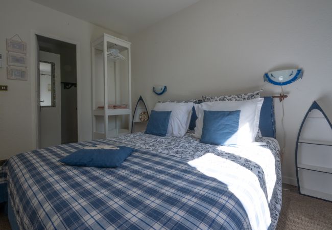 Schlafzimmer im Mas de Charles, mit Klimaanlage, einem geräumigen Doppelbett und eigenem Badezimmer für ultimativen Komfort
