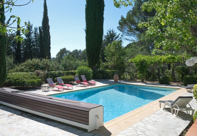 Beheizter Pool mit Abdeckung und Sonnenterrasse im Mas de Charles, Lorgues, Provence