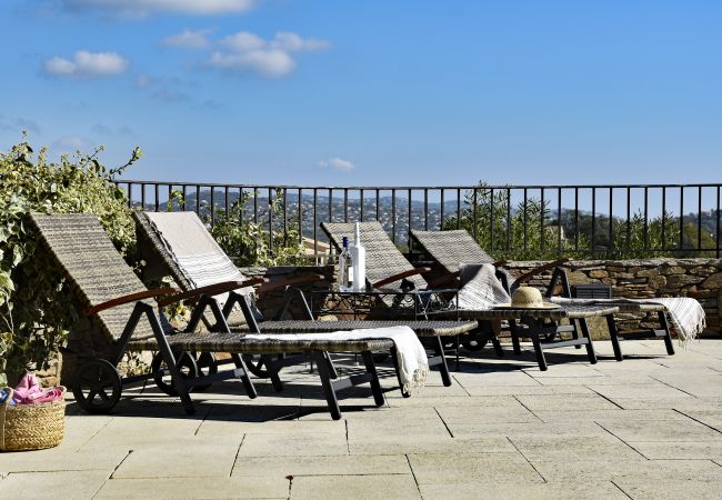 Foto zeigt luxuriöse verstellbare Liegestühle im Garten der Villa 83MAUR