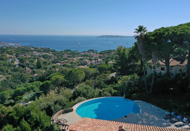 Pool und Meerblick in der Villa 83MAUR in Sainte-Maxime
