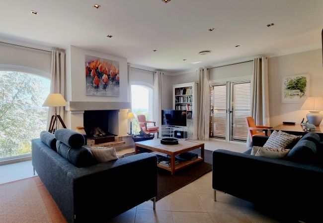 Foto des Wohnzimmers mit gemütlicher Sitzecke am Kamin, Meerblick durch die Fenster in der Villa 83MAUR