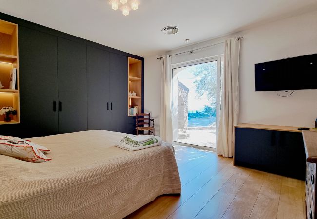 Foto des geräumigen Schlafzimmers mit breitem Doppelbett in der Villa 83MAUR