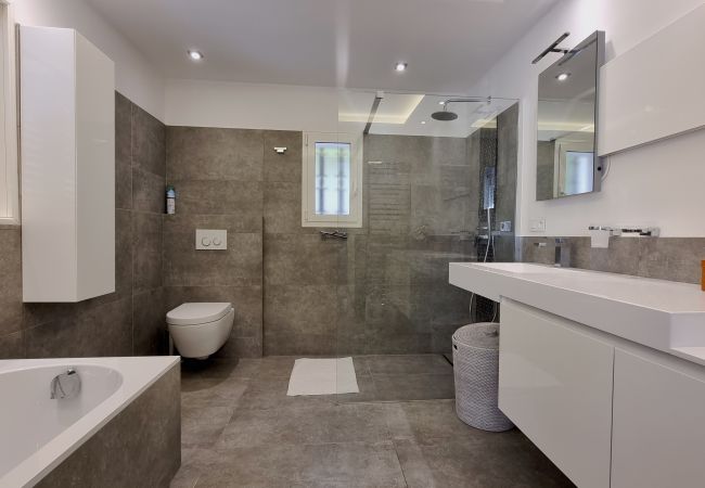 Foto des luxuriösen Badezimmers mit begehbarer Dusche in der Villa 83MAU