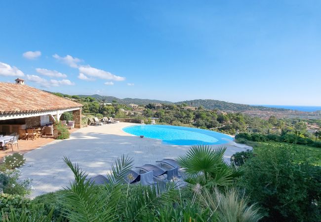 Foto mit Pool und Sprungbrett, Sonnendeck, überdachter Terrasse und Blick auf Sainte-Maxime