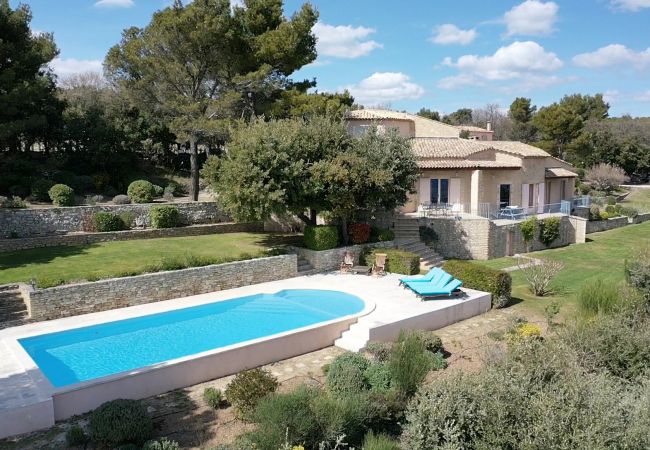 Luftaufnahme der Villa Chris mit Pool und Garten, umgeben von der wunderschönen Landschaft des Luberon, der Provence