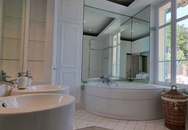 Villa 06LERI - Badezimmer mit Badewanne und Doppelwaschbecken - Théoule-sur Mer, Côte d'Azur