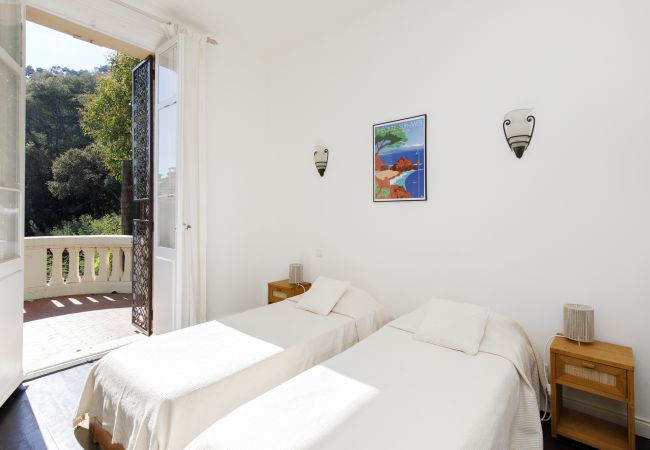 Villa 06LERI - Schlafzimmer mit Doppelbett und Balkontüren - Théoule-sur Mer, Côte d'Azur