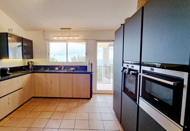 06LOUB Cabris, Cote d'Azur - Voll ausgestattete Küche für mühelosen Kochkomfort