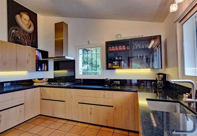 06LOUB Ferienhaus Moderne Küche mit Geräten und Terrassentür - Cabris, Cote d'Azur