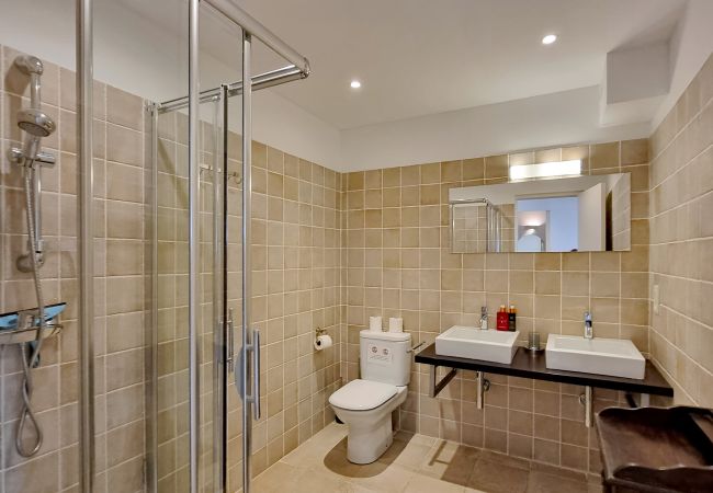 06LOUB Badezimmer mit begehbarer Dusche und Doppelwaschbecken - Cabris, Côte d'Azur
