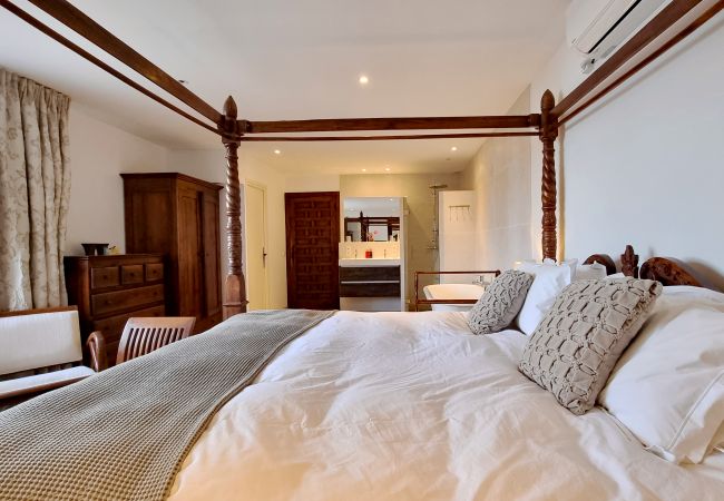 06LOUB Schlafzimmer mit Luxus-Kingsize-Bett und Badezimmer mit Badewanne, Dusche und Terrassentür - Cabris, Côte d'Azur