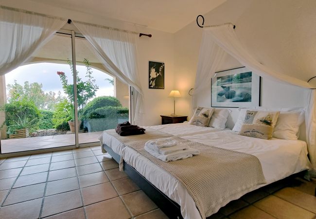 Romantisches Schlafzimmer mit einem herrlichen Gartenblick