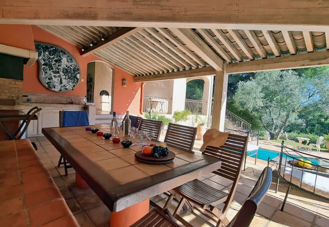 Überdachte Terrasse mit Esstisch und Grill, 83VAGU, Ferienhaus mit privatem Pool in der Golfdomäne de Valescure, Côte d'Azur