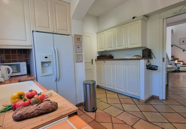 Küche mit amerikanischem Kühlschrank in 83VAGU, Ferienhaus, 'Golf de Valescure', Côte d'Azur