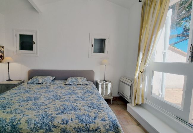 Klimatisiertes Schlafzimmer mit Kingsize-Bett, Ankleideraum, Bad, 83VAGU, Ferienhaus am Golf de Valescure, Côte d'Azur