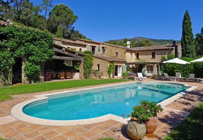 Luxuriöser Familienbesitz mit beheiztem Pool und privatem Tennisplatz in der Provence Landschaft in der Nähe von Saint-Tropez