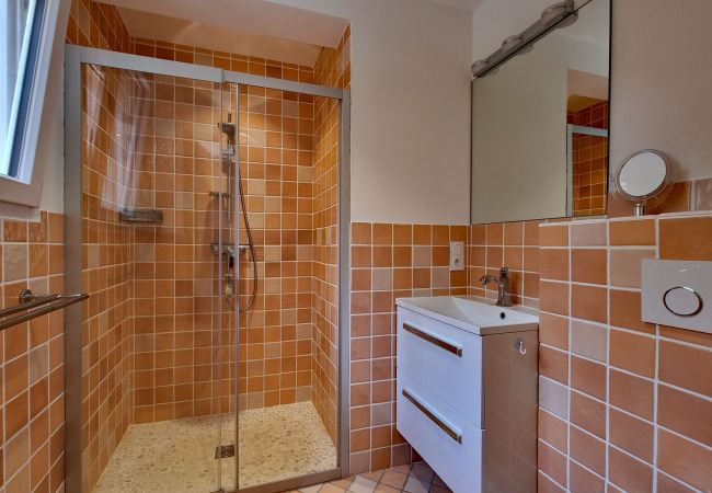 Villa 83Bold, eigenes Badezimmer mit italienischer Dusche, Waschbecken und Toilette, Lorgues, Provence
