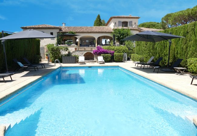 Schwimmbad und Garten bei der Villa Toscane