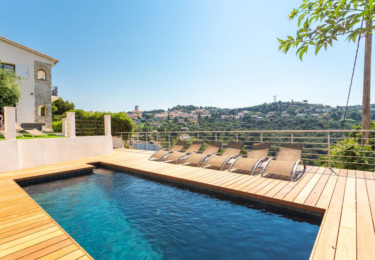 Privater Pool in La Turbie mit Blick auf die Hügel und das Dorf. Perfekt für einen luxuriösen Urlaub.