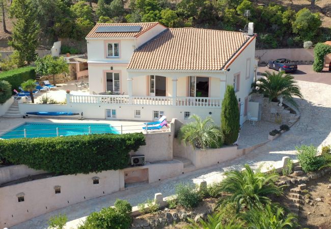 Photo aérienne de la Villa 83BELLE avec piscine, terrasse et parking