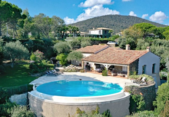 Photo aérienne de la Villa 83MAUR à Sainte-Maxime avec piscine à débordement, terrasses et magnifiques jardins