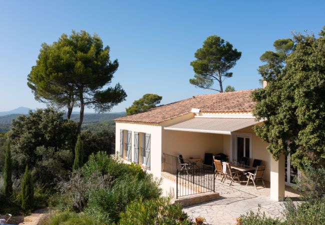 Terrasse couverte avec table à manger et vue à la Villa 83SYGU à Lorgues, Provence, entourée de beauté naturelle