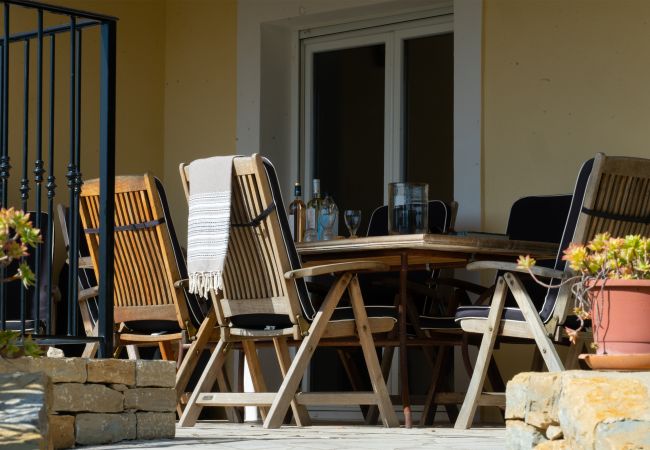 Ambiance accueillante avec table dressée sur terrasse couverte à la Villa 83SYGU à Lorgues, Provence