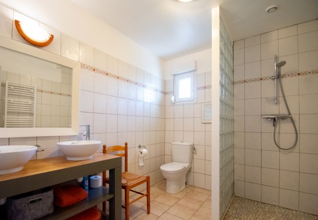 Photo d'une salle de bain avec double vasque et douche à l'italienne à la villa 83SYGU à Lorgues, Provence