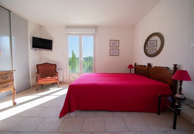 Photo d'une chambre lumineuse avec une grande armoire et des portes de terrasse à la villa 83SYGU à Lorgues, en Provence