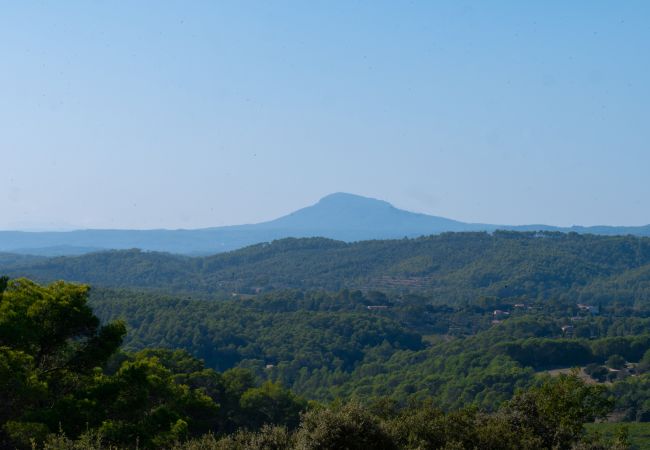 Vue étendue sur le Massif des Maures depuis la terrasse de la Villa 83SYGU, Lorgues, Provence, entourée de beauté naturelle