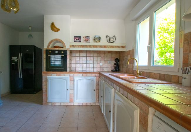 Photo de la cuisine ouverte avec réfrigérateur américain (machine à glaçons) à la Villa 83SYGU, Lorgues, Provence
