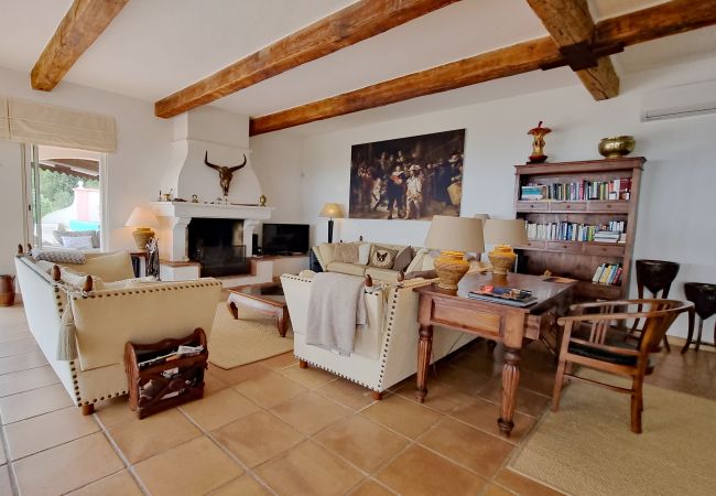 06LOUB location de vacances avec salon confortable avec portes coulissantes - vue panoramique - Cabris, Côte d'Azur