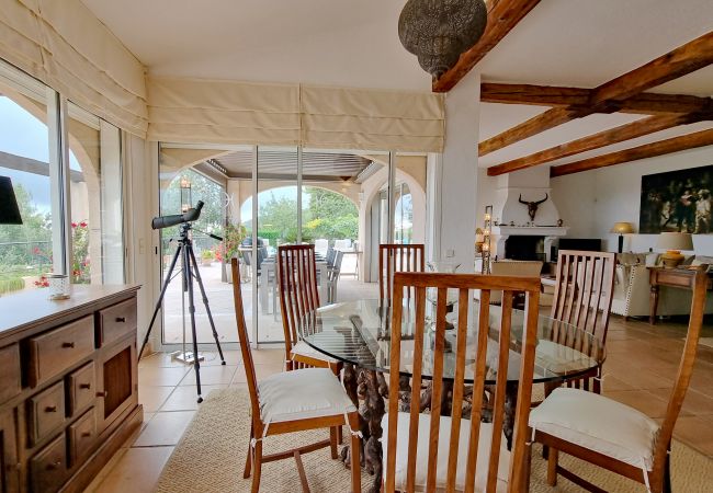 06LOUB maison de vacances salle à manger avec jumelles, vue imprenable et portes coulissantes - Cabris, Côte d'Azur