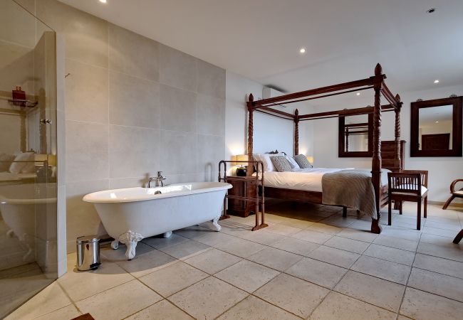 06LOUB chambre avec lit king-size, salle de bain privée et porte de terrasse - Cabris, Côte d'Azur