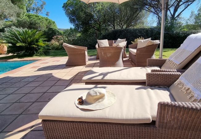 Une chaise longue de luxe au bord de la piscine de la maison 83VAGU, dans le domaine du golf de Valescure, Côte d'Azur.