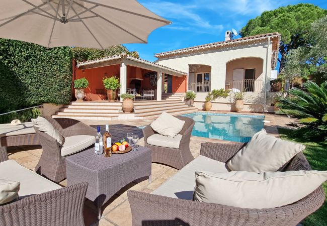 Villa 83VAGU au golf de Valescure, Côte d'Azur, permet de se prélasser confortablement au bord de la piscine privée.