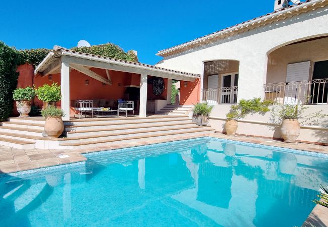 Baignade dans la piscine privée de la maison de vacances 83VAGU dans le domaine du golf de Valescure, Côte d'Azur