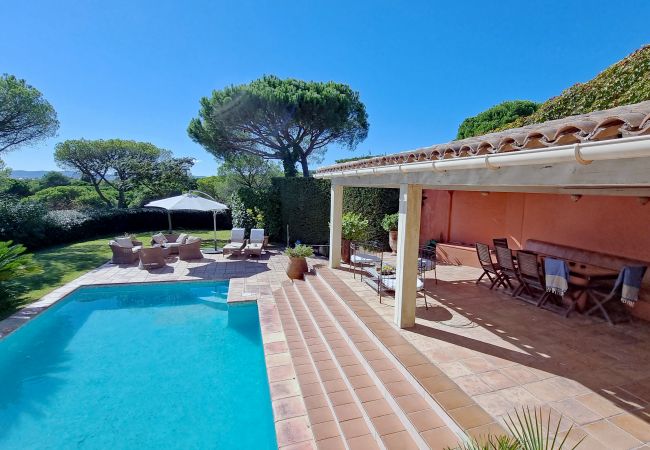 Terrasse couverte au bord de la piscine privée de 83VAGU, dans le domaine du golf de Valescure, Côte d'Azur