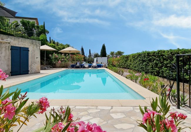 83MUSA, Piscine chauffée avec haie de lauriers roses et terrasse ensoleillée, Les-Issambres, Côte d'Azur