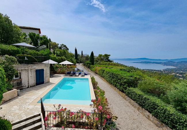 83MUSA, piscine chauffée avec vue sur la mer et terrasse ensoleillée, Les-Issambres, Côte d'Azur