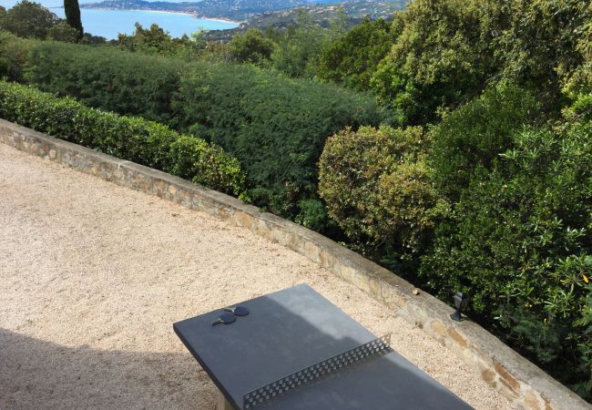 La table de ping-pong en béton en plein air crée l'ambiance parfaite pour des matchs amicaux à la Côte d'Azur