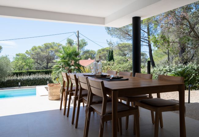 Villa Le 41 - Covered terrace with nice dining table, access to the garden and pool.