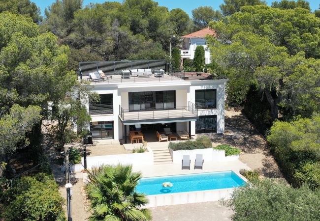 Villa Le 41 - photo aérienne extérieure, terrasse sur le toit, terrasse couverte, piscine privée et chaises longues