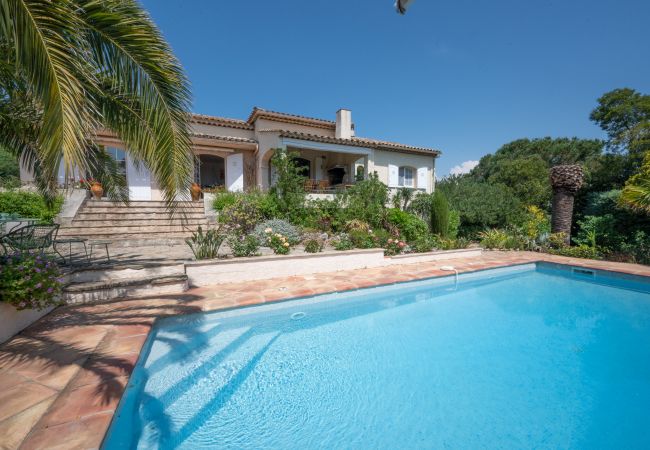 83TEIL, maison de vacances climatisée avec piscine, terrasses et vue mer, à 850m de la plage de Sainte-Maxime, Côte d'Azur.